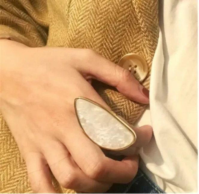 Hovedbilde Oversized ring – Gullbelagt med hvit sten
